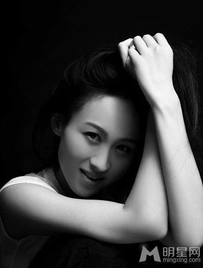 练束梅黑白质感写真沉静素雅显气质_图-4