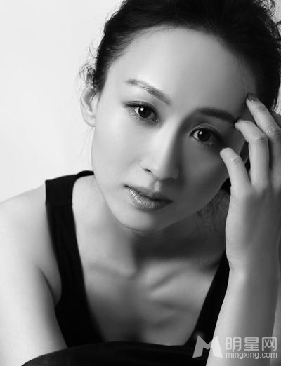 练束梅黑白质感写真沉静素雅显气质_图-5