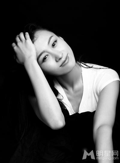 练束梅黑白质感写真沉静素雅显气质_图-2