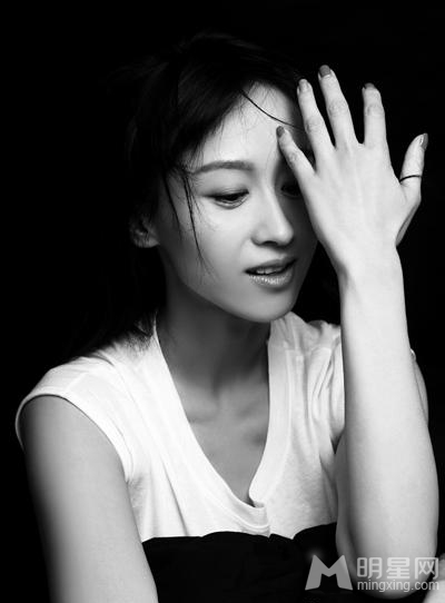 练束梅黑白质感写真沉静素雅显气质_图-3