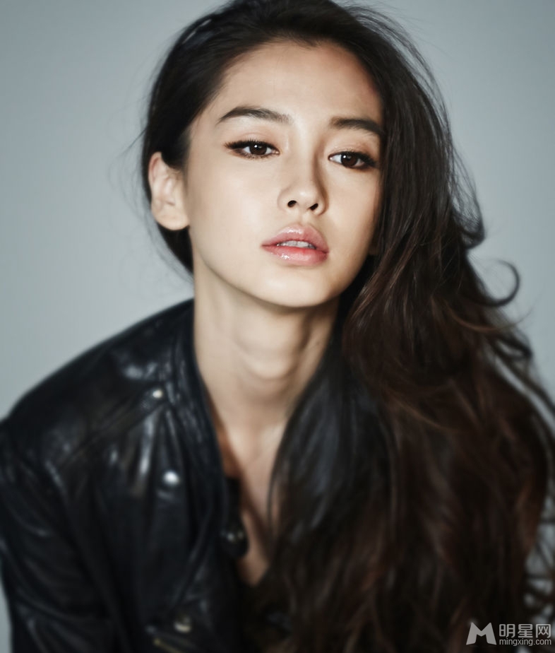 Angelababy赴韩拍广告甜美笑容绽放春意_图-2