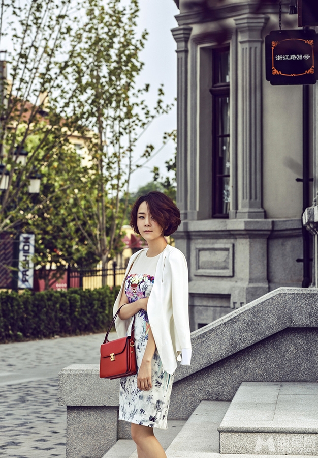 王一楠气质写真浪漫演绎都市女性_图-2