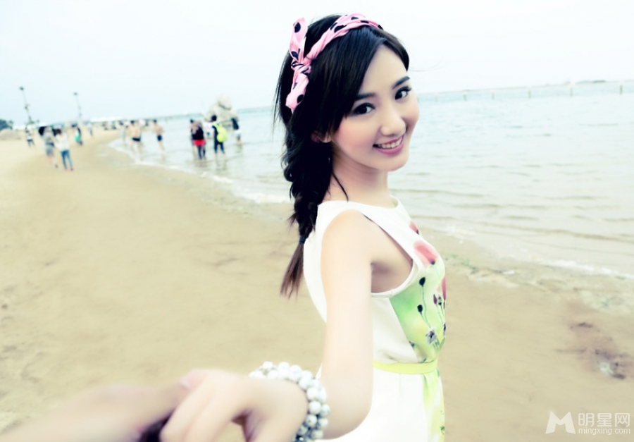 软妹子毛晓彤海边写真甜美笑容展暖意_图-7