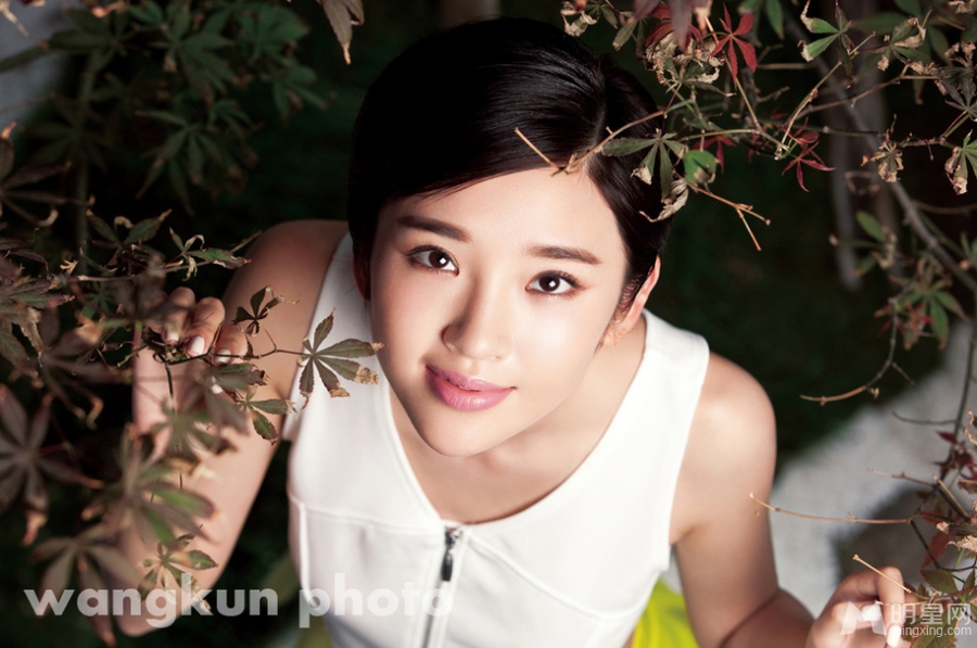 唐艺昕浪漫写真明艳裙装装点夏日_图-3