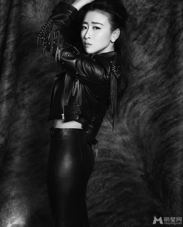 毛俊杰黑白写真尽显女王范儿_图-1