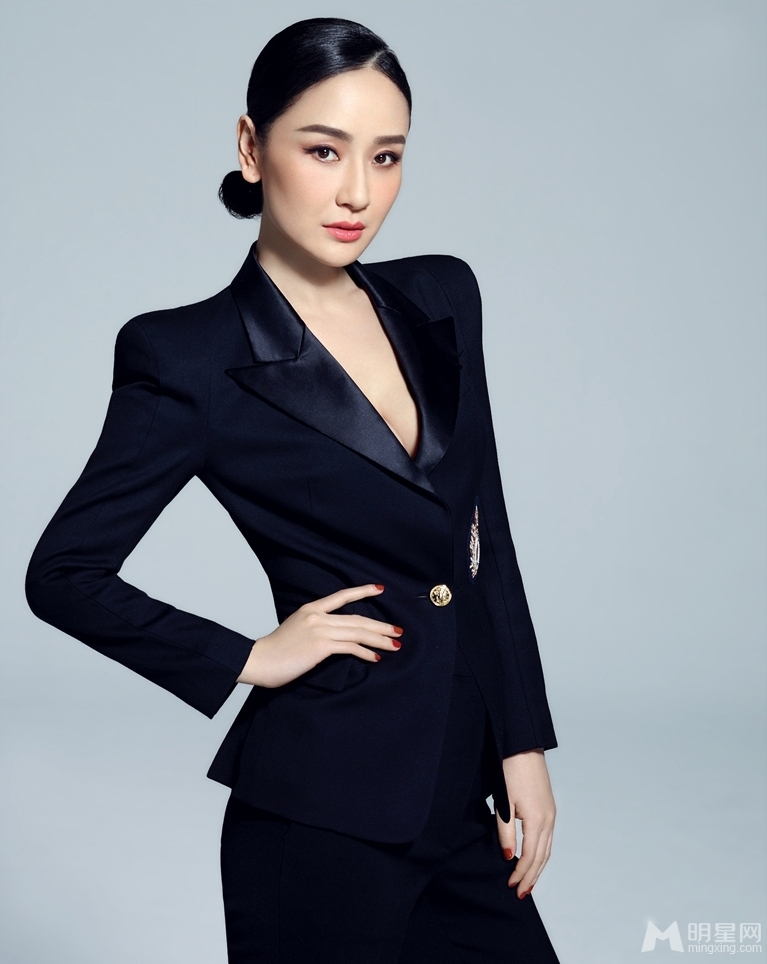 孙宁干练写真高冷表情营造神秘美感_图-4