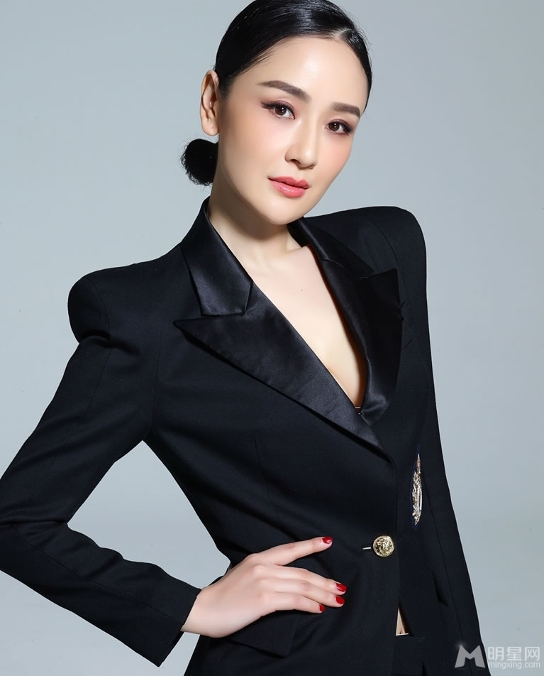 孙宁干练写真高冷表情营造神秘美感_图-1