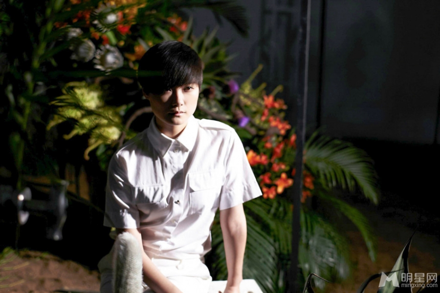 李宇春文艺写真纯白衬衣展率性_图-3