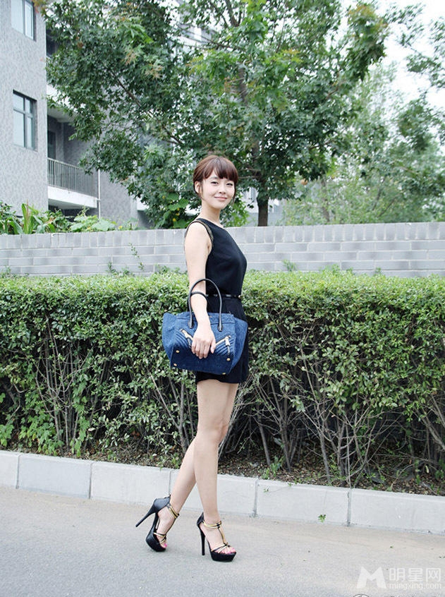 张佳宁时尚街拍连体短裤衬大长腿_图-4