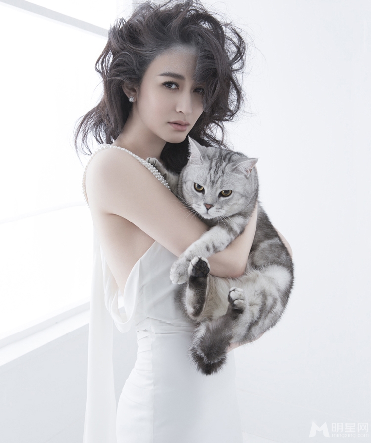 李小冉冷艳写真纯白婚纱尽展优雅身姿_图-6