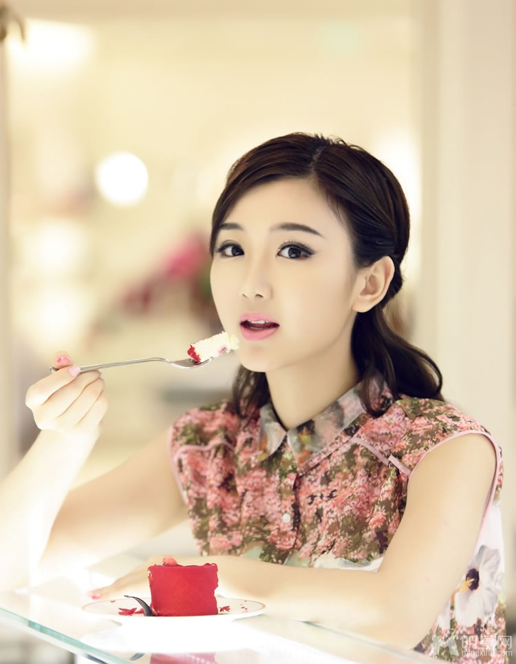 毛晓彤甜美写真笑容灿烂婉约可人_图-1