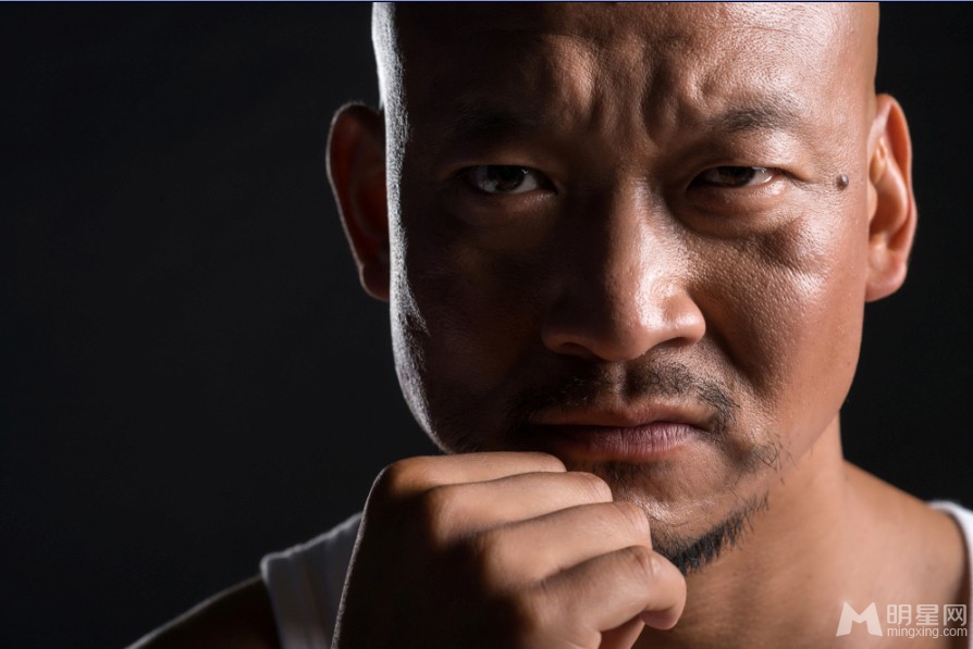 斌子拍摄黑色质感写真硬朗线条彰显型男魅力_图-6