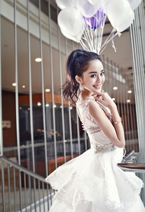 古力娜扎梦幻婚纱写真纤细身姿展优雅_图-3