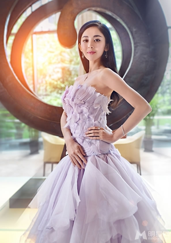 古力娜扎梦幻婚纱写真纤细身姿展优雅_图-1