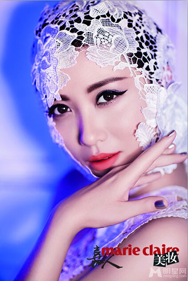 姚贝娜登嘉人杂志醉人眼妆诠释优雅_图-2