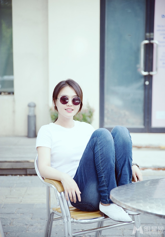 马思纯写真复古墨镜俏皮搞怪_图-5