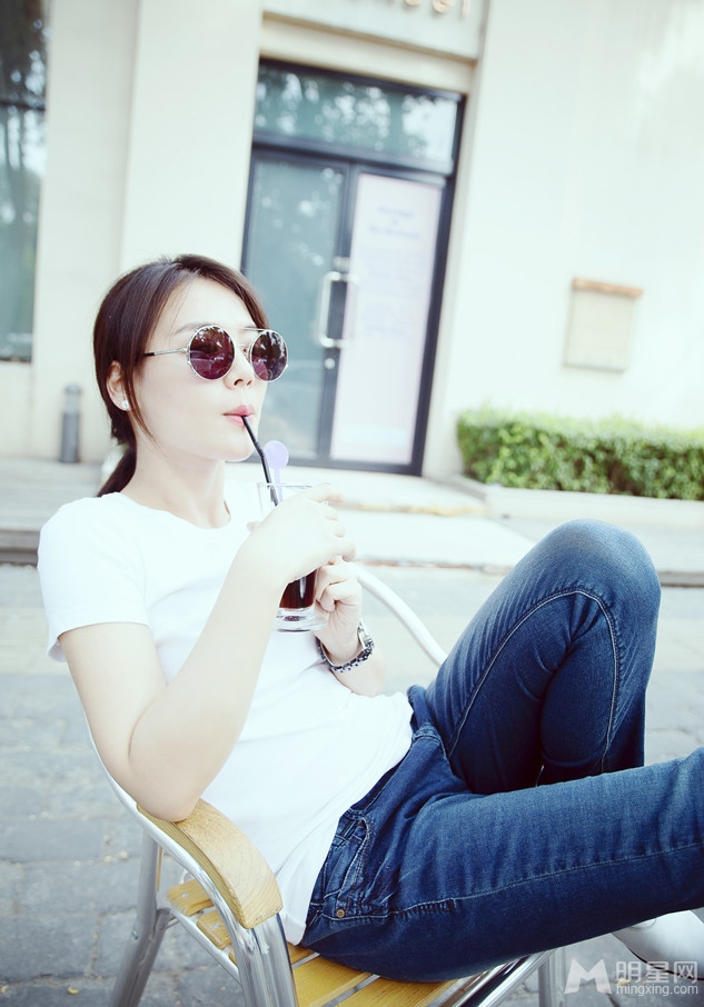 马思纯写真复古墨镜俏皮搞怪_图-6