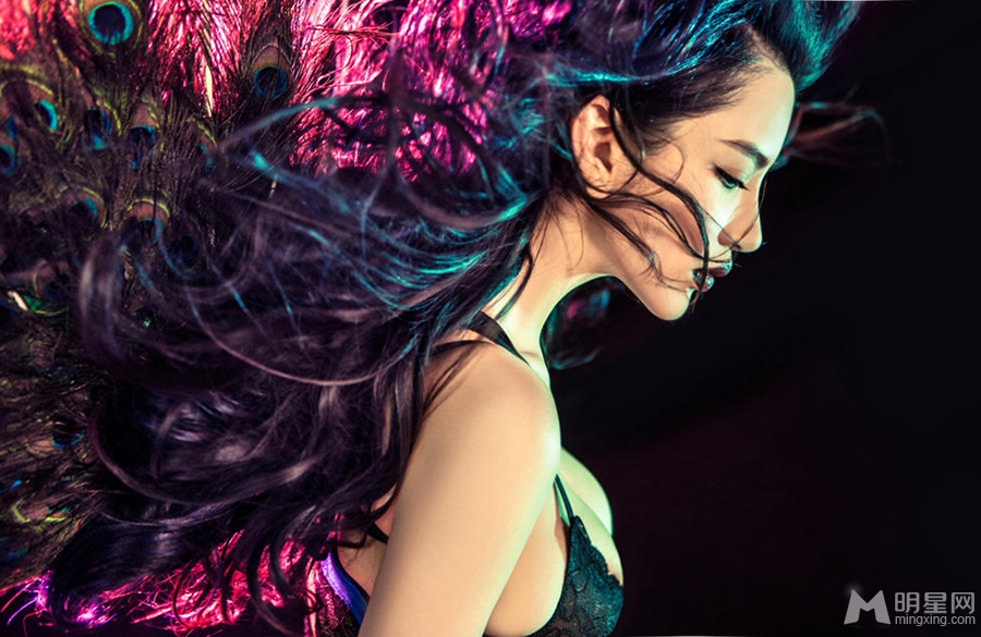 潘霜霜华丽写真变身性感妖艳孔雀_图-3