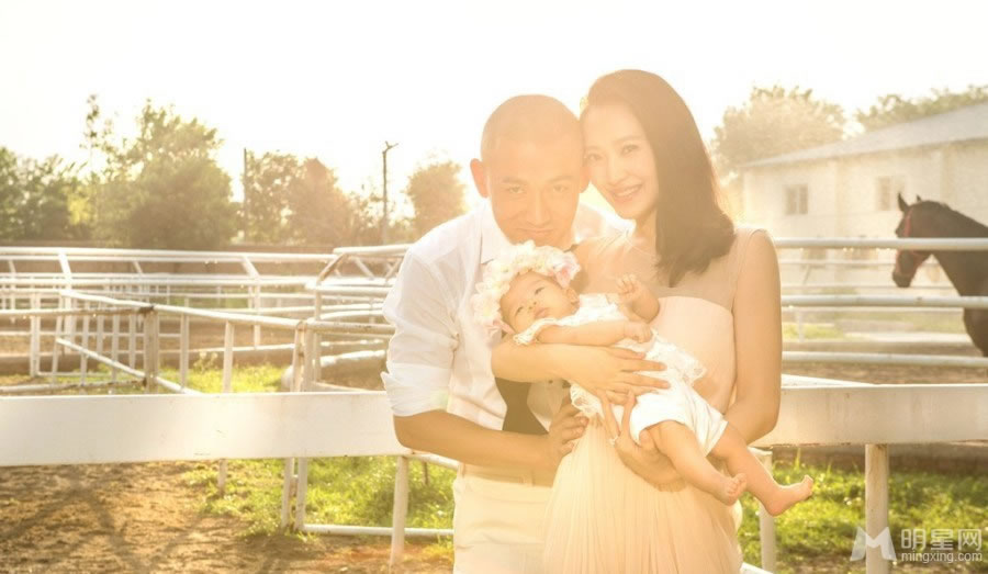 聂远温馨全家福抱女显慈祥_图-1