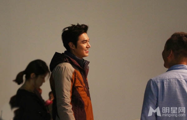 李敏镐幕后花絮搂女模展笑颜_图-6