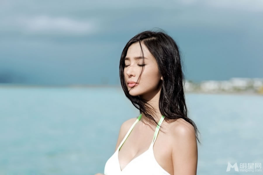 姚星彤夏日写真吊带深V展豪乳_图-1