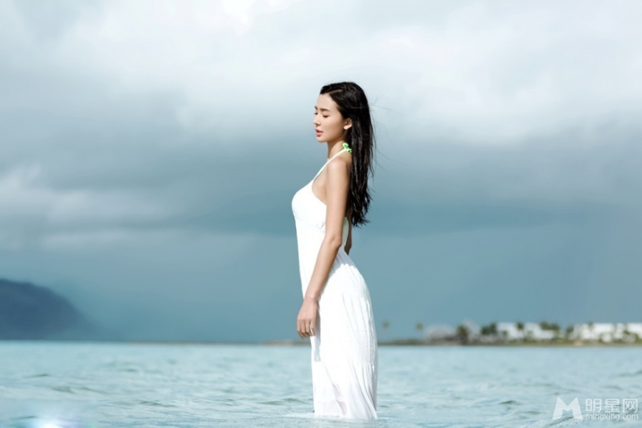 姚星彤夏日写真吊带深V展豪乳_图-2