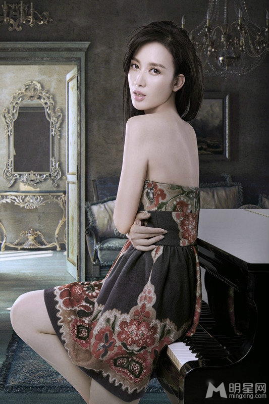 张萌性感写真裸背展性感_图-2