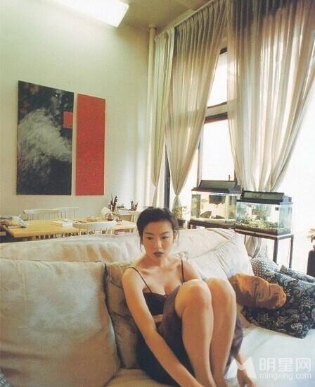 林熙蕾性感叛逆写真酥胸半露火辣诱人_图-4