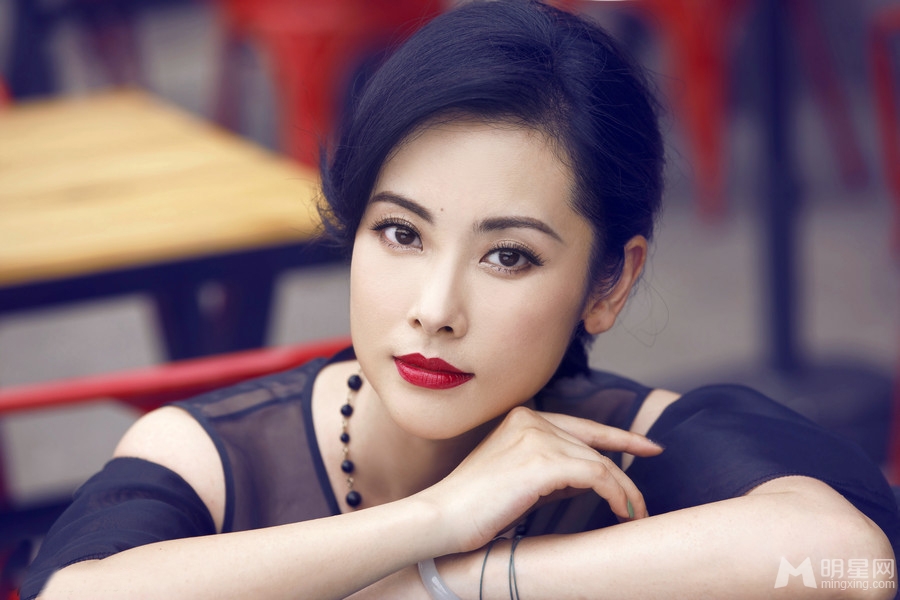 杨明娜红唇写真知性优雅显大气_图-2