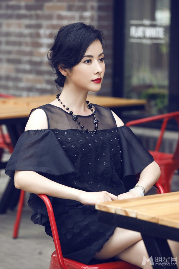 杨明娜红唇写真知性优雅显大气_图-6