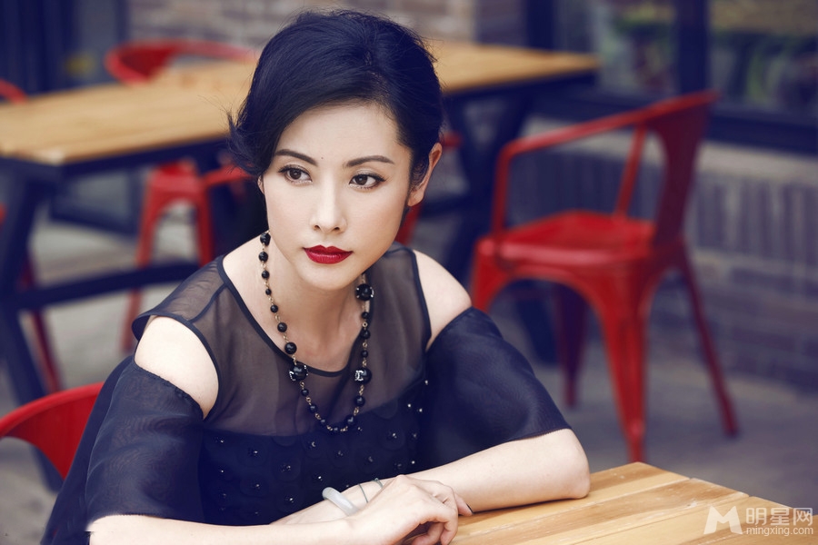 杨明娜红唇写真知性优雅显大气_图-4