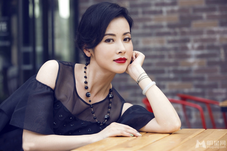 杨明娜红唇写真知性优雅显大气_图-5
