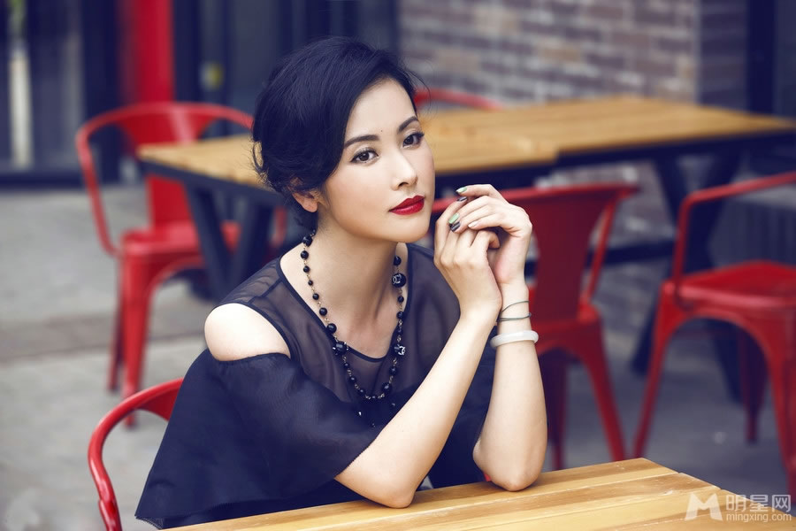 杨明娜红唇写真知性优雅显大气_图-1