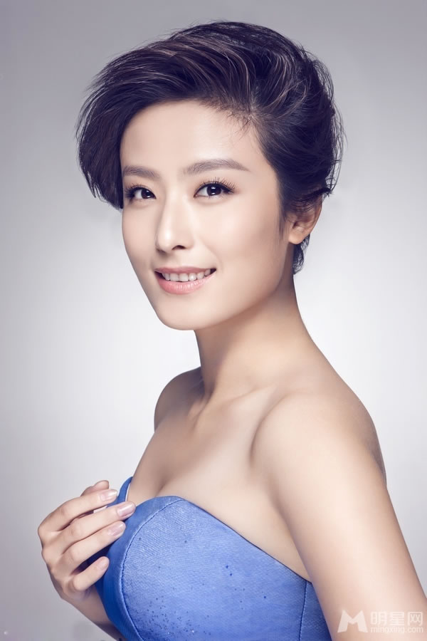 徐百卉时尚写真精致妆容显大气_图-1