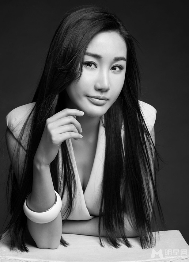 刘璐珈黑白写真长发飘飘展迷人气质_图-2