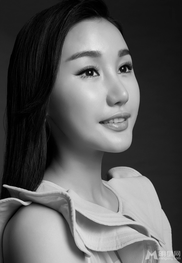 刘璐珈黑白写真长发飘飘展迷人气质_图-4