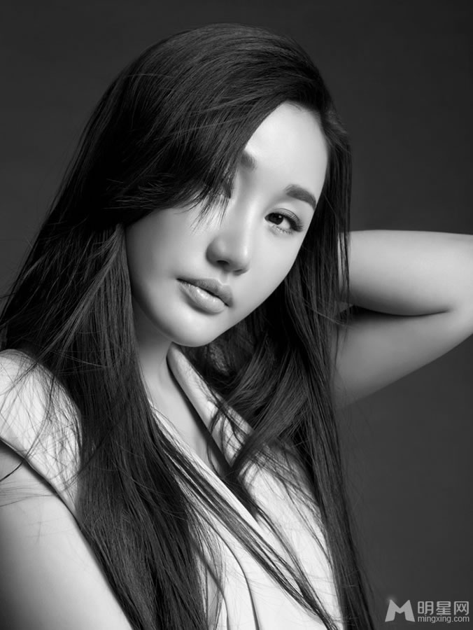 刘璐珈黑白写真长发飘飘展迷人气质_图-1