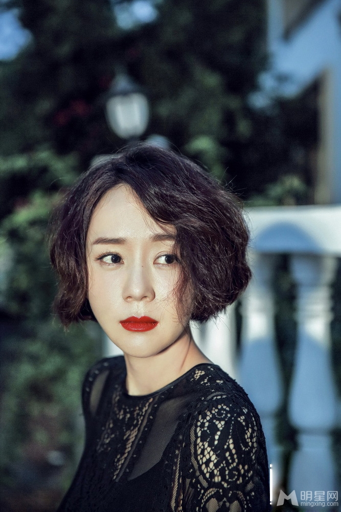 王一楠户外写真尽展成熟女人味_图-5