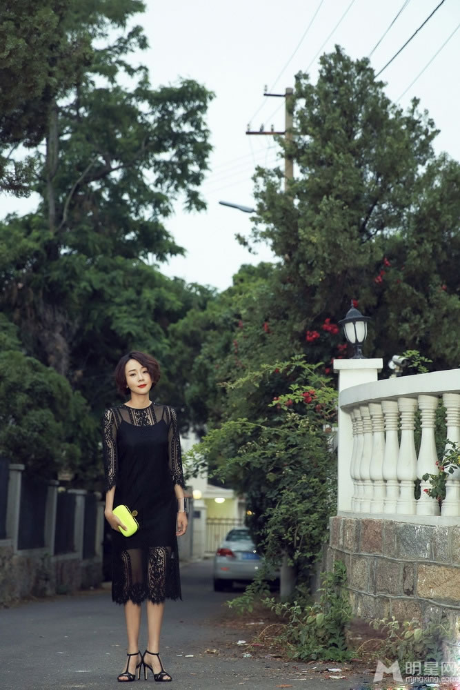 王一楠户外写真尽展成熟女人味_图-1