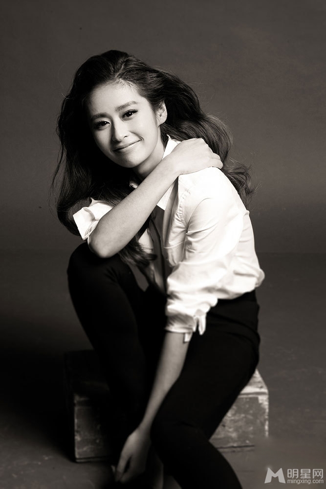 颖儿灰白写真浪漫卷发凸显女人味_图-5
