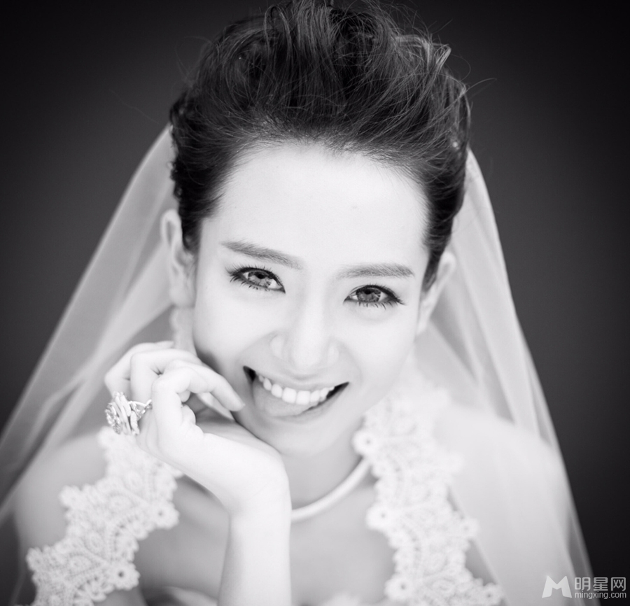 戚薇婚纱照曝光俏皮出镜散发幸福女人味_图-7
