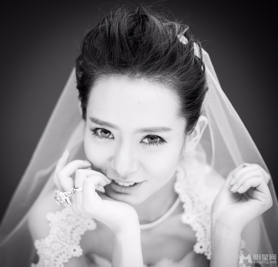 戚薇婚纱照曝光俏皮出镜散发幸福女人味_图-8