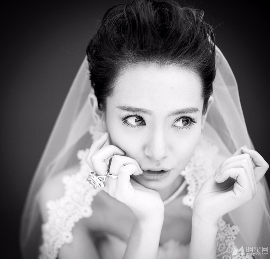 戚薇婚纱照曝光俏皮出镜散发幸福女人味_图-5