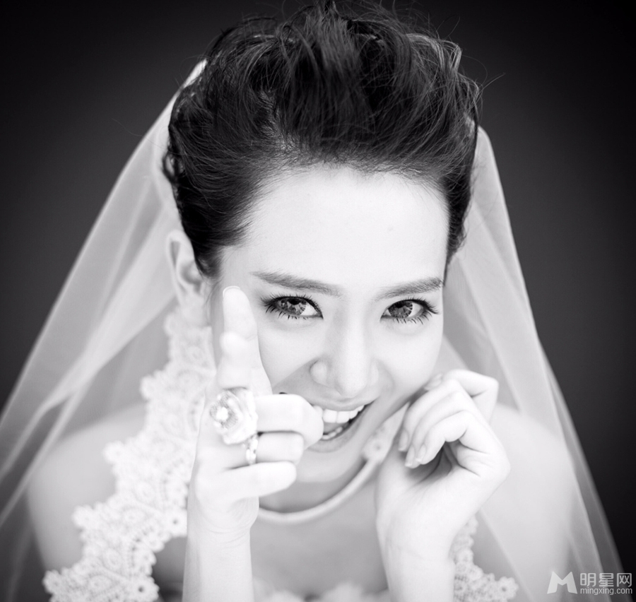 戚薇婚纱照曝光俏皮出镜散发幸福女人味_图-2