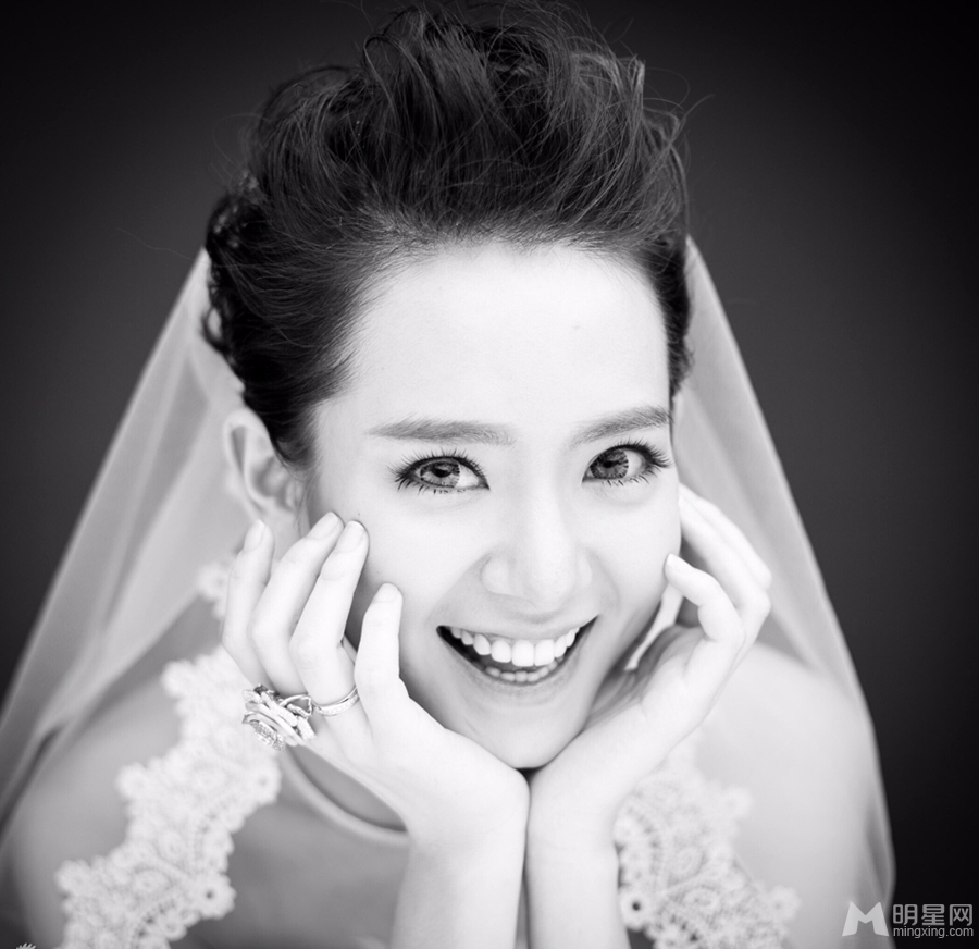 戚薇婚纱照曝光俏皮出镜散发幸福女人味_图-3