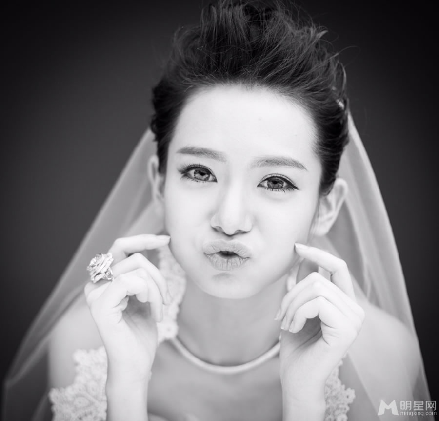 戚薇婚纱照曝光俏皮出镜散发幸福女人味_图-1