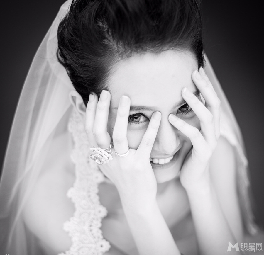 戚薇婚纱照曝光俏皮出镜散发幸福女人味_图-4