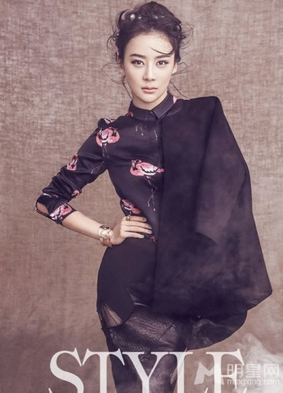 袁姗姗高冷写真油画质感彰显复古韵味_图-1