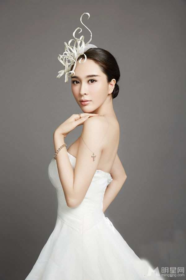 张熙媛婚纱写真演绎复古新娘_图-1