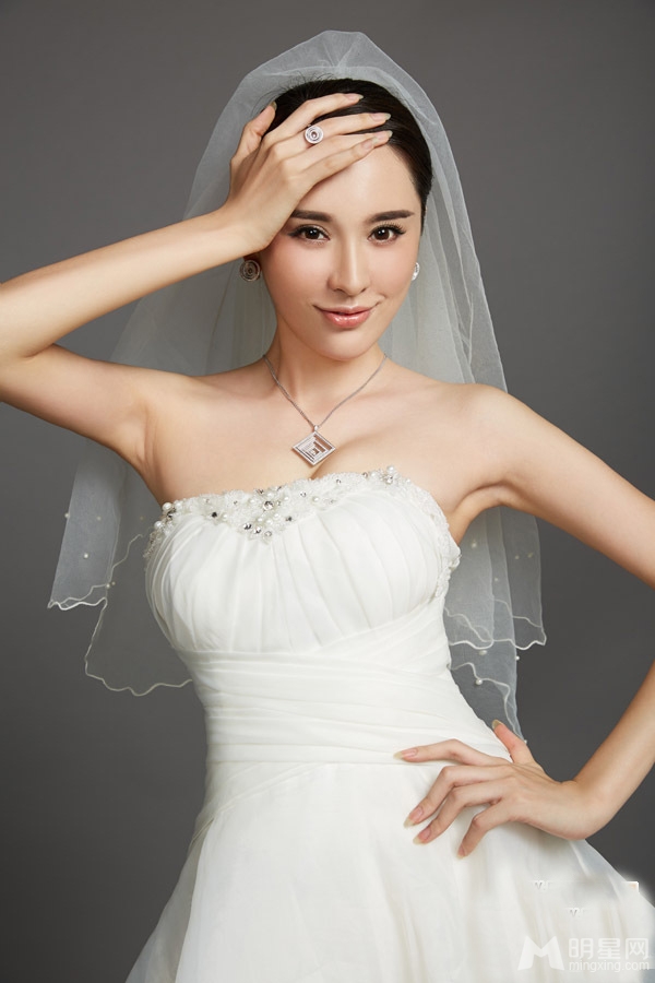张熙媛婚纱写真演绎复古新娘_图-3